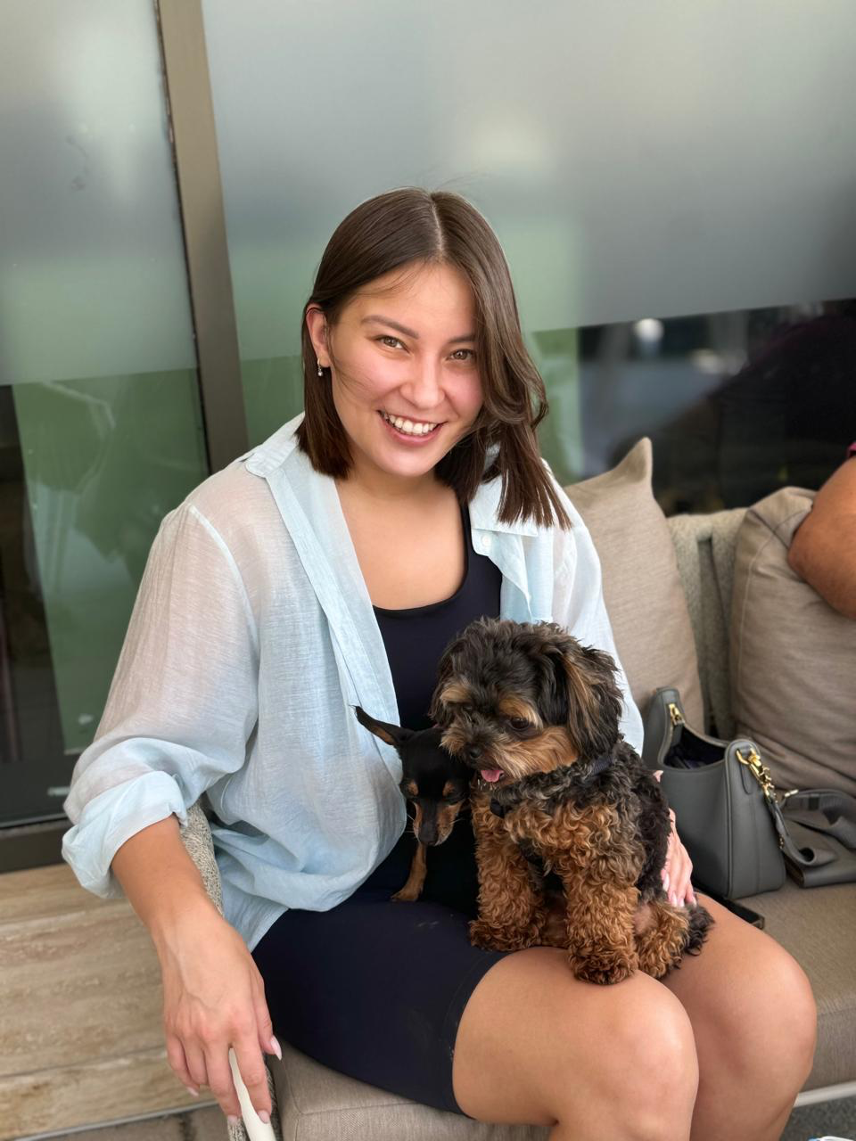 Guest with dogs on the terrace at Benny Mack's